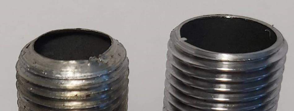 Крупний план торців металевих фітингів